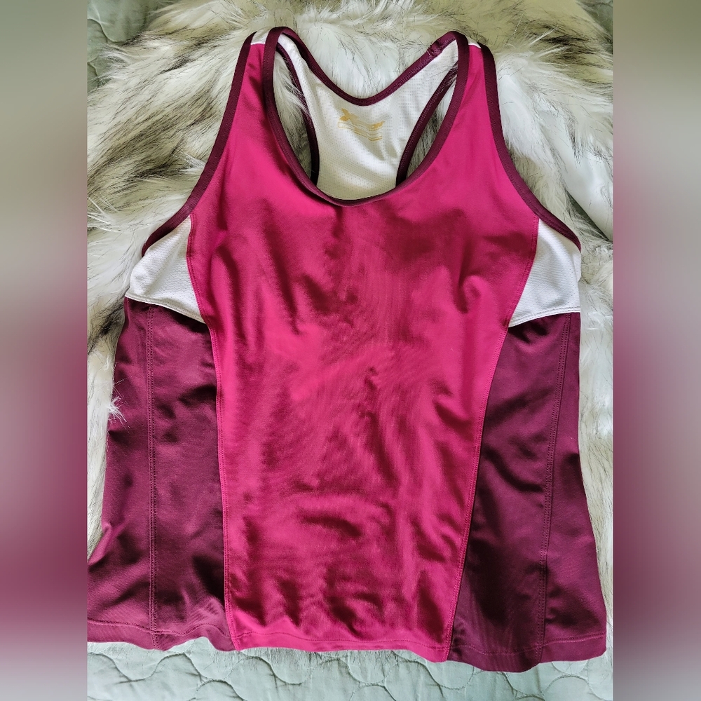 Sports top, size L, good condition.